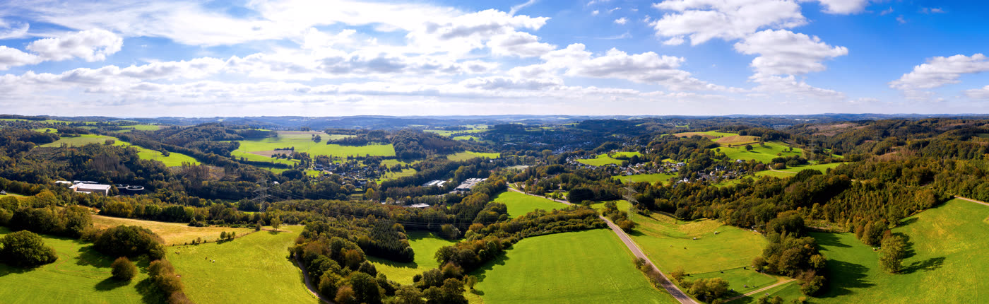 Weites Panorama über die grünen Hügel und Täler des Bergischen Landes Weites Panorama über die grünen Hügel und Täler des Bergischen Landes
